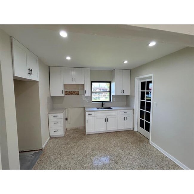 Building Photo - 2020 SW 127th Ct