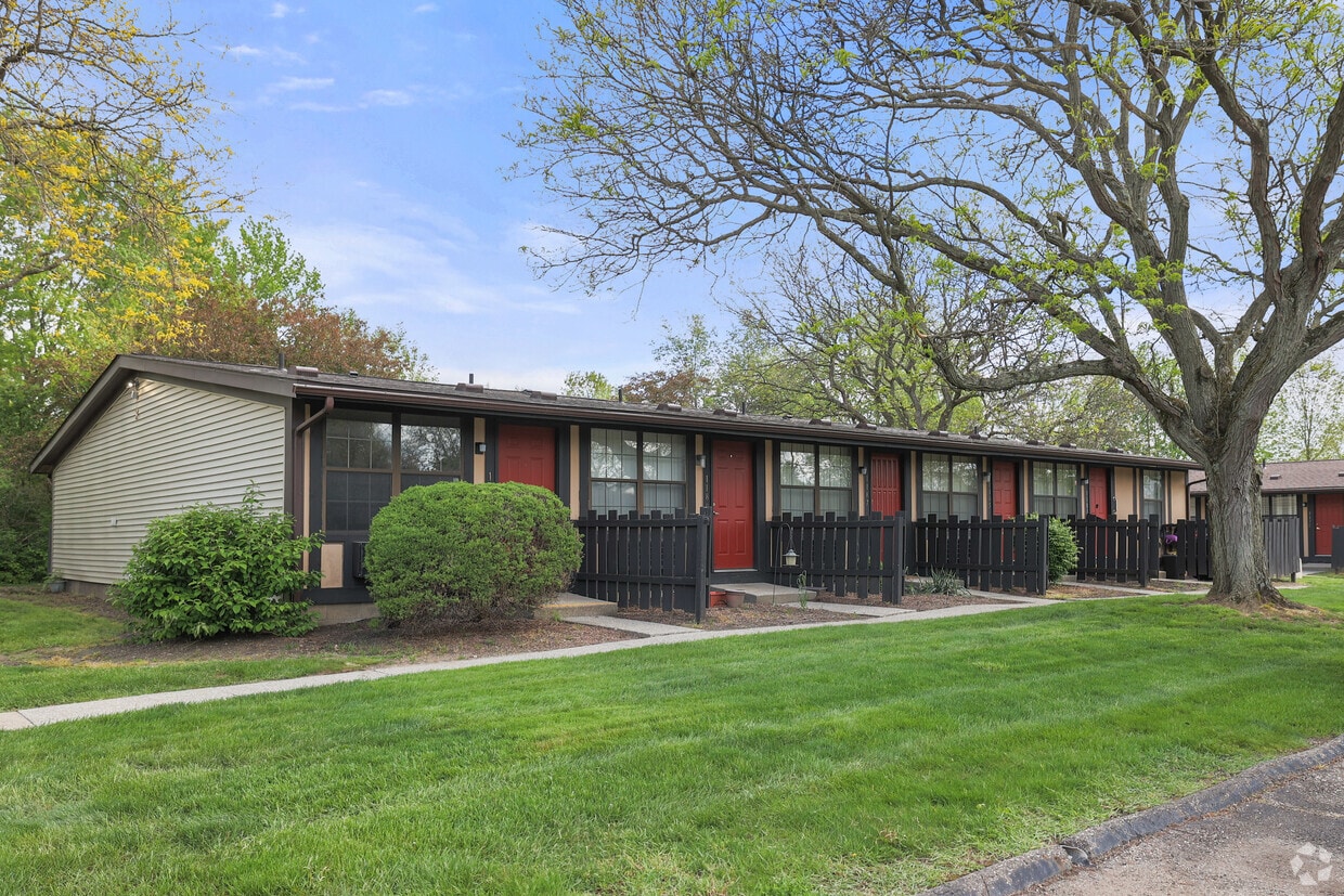 Primary Photo - Pinewood Apartments