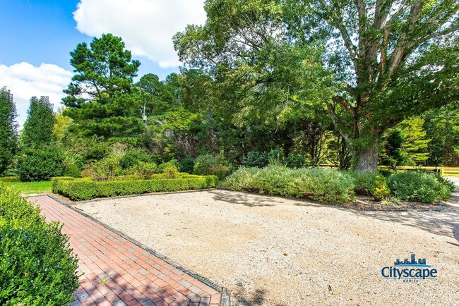 Building Photo - Fantastic Farmhouse in pastoral Goochland!