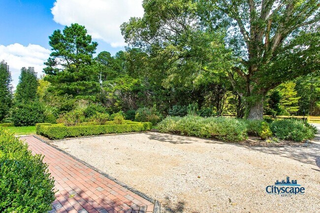 Foto del edificio - UNIQUE RENTAL HOME ON 1 LANDSCAPED ACRE IN...