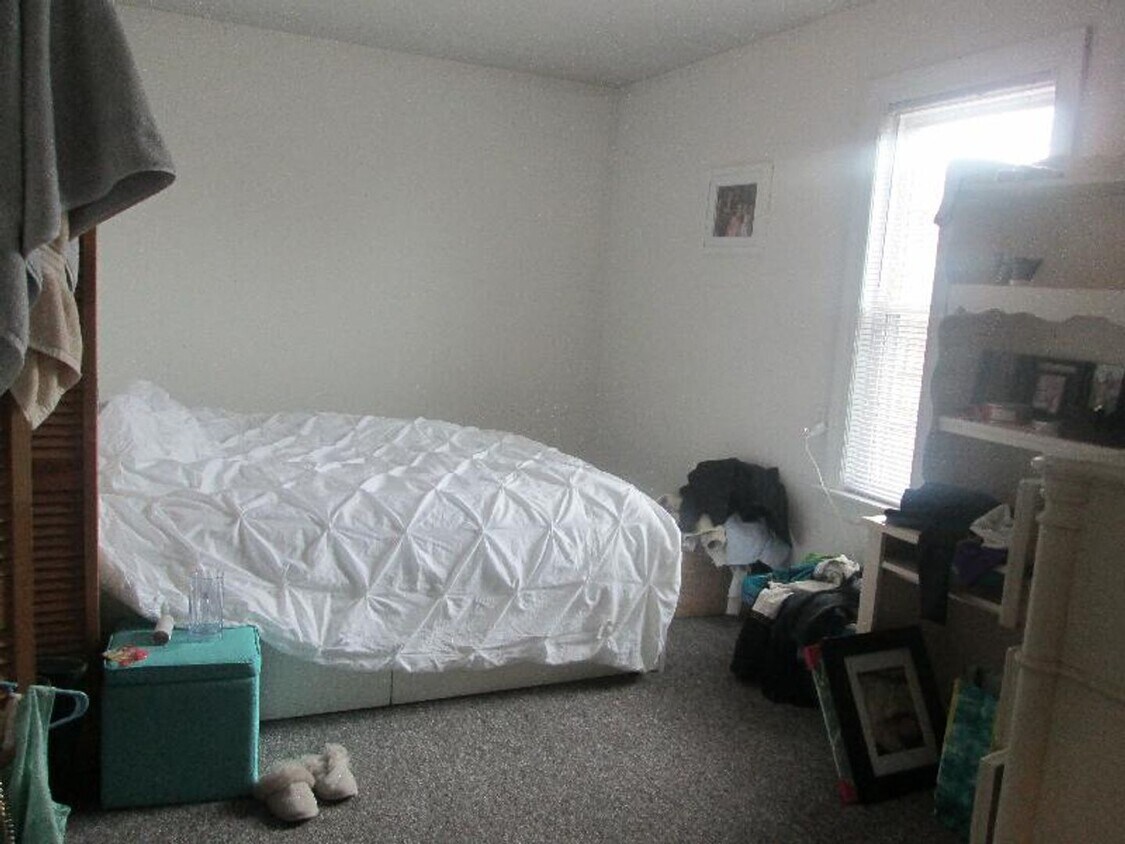 Building Photo - 3 bed/1 bath on Union St. available for a September 1st move-in