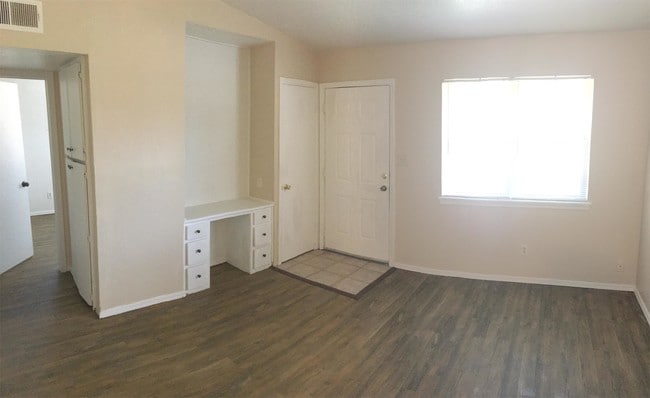 Building Photo - 913 Drake Dr