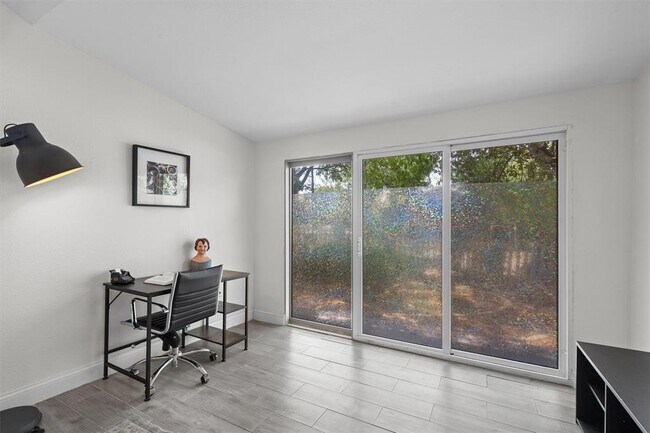 Foto del edificio - 5412 Nelray Blvd