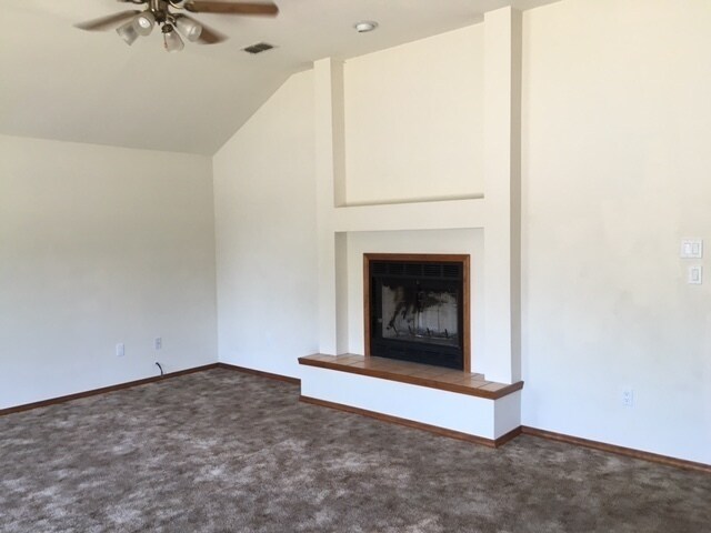 Building Photo - Cute 3 bedroom - 2 bath-2 car garage