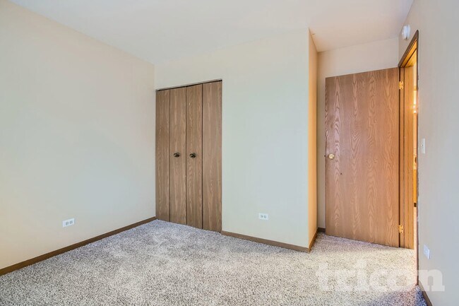 Building Photo - 1331 Fairfield Ct