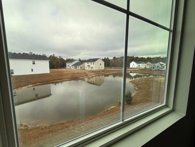 Building Photo - 16 Roxbury Dr