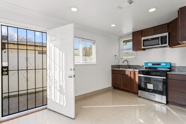 Foto del edificio - 1639 W Roseburg Ave