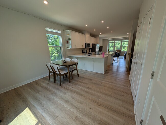 Foto del edificio - 460 Spearfield Ln