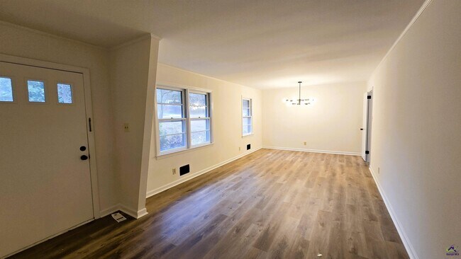 Foto del edificio - 4035 Meadowbrook Dr