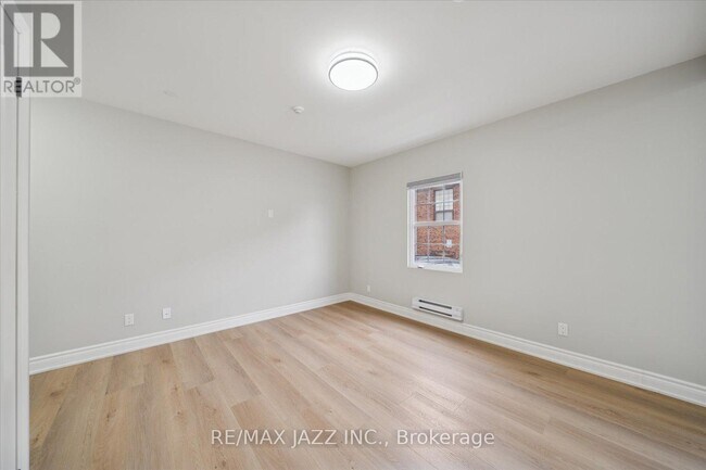 Building Photo - 251 Simcoe St S