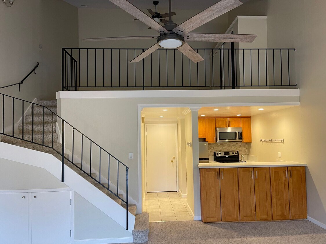Foto principal - Spacious, open loft-style one bedroom with...