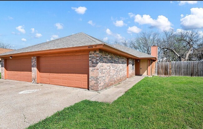 Foto del edificio - 6630 Parkview Ln