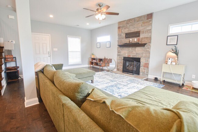 Foto del edificio - Pet Friendly Three Bedroom with Bonus in Rossview!