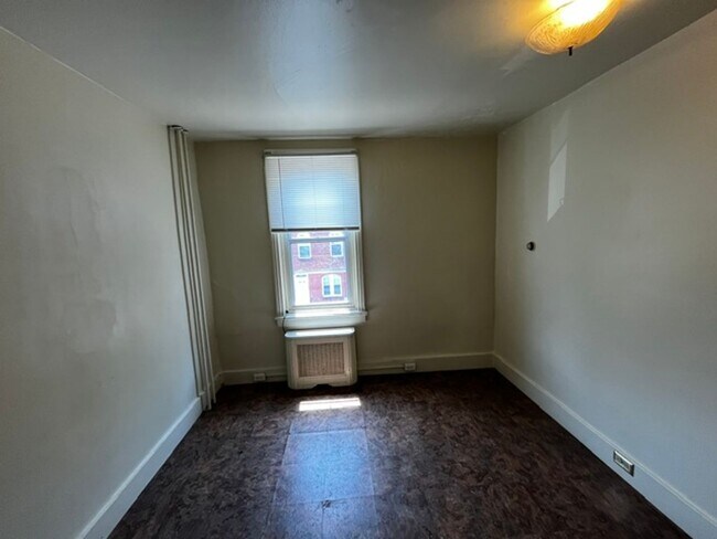Building Photo - 4 Bedroom 1.5 Baths