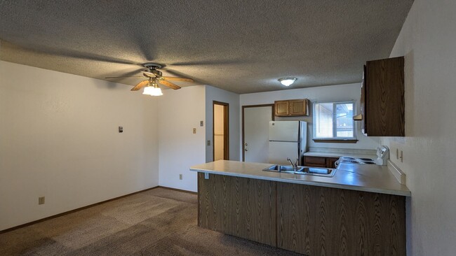 Building Photo - 2 Bed Townhome Available Now!