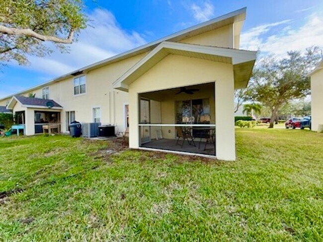 Foto del edificio - Spacious 3-Bedroom Townhouse with Den and ...