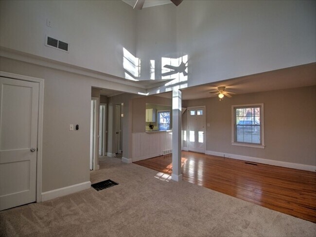 Foto del edificio - Recently Updated 2 Bedroom 2 Bath Home in ...