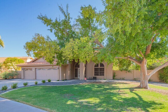 Building Photo - 5 Bed 3 bath House with Pool in dynamic so...