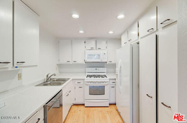Foto del edificio - 1348 E Hillcrest Dr