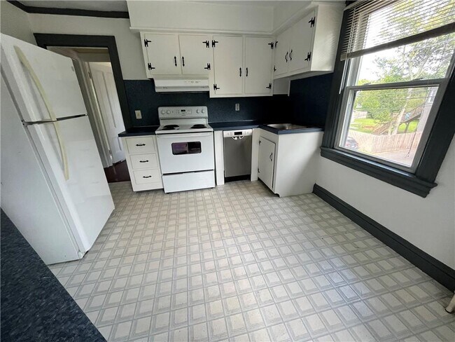 Building Photo - 3 Dunbar Ave