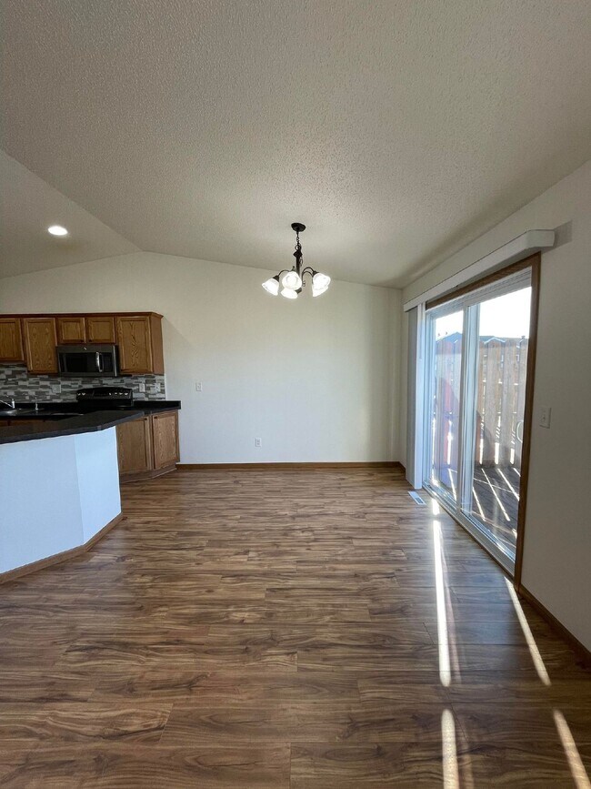 Building Photo - APPLICATION PENDING -- Modern & Spacious 3...