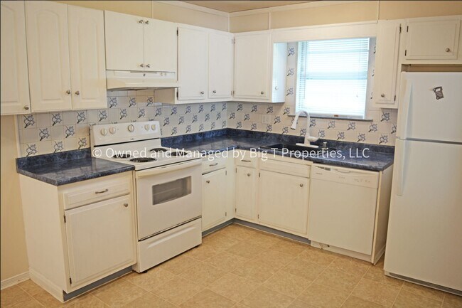 Building Photo - Charming brick Ranch in quiet Newark, DE n...