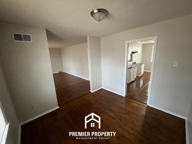 Foto del edificio - Spacious 3BR Memphis Home with Hardwood Floors, Dual Dining Areas & Fenced Yard
