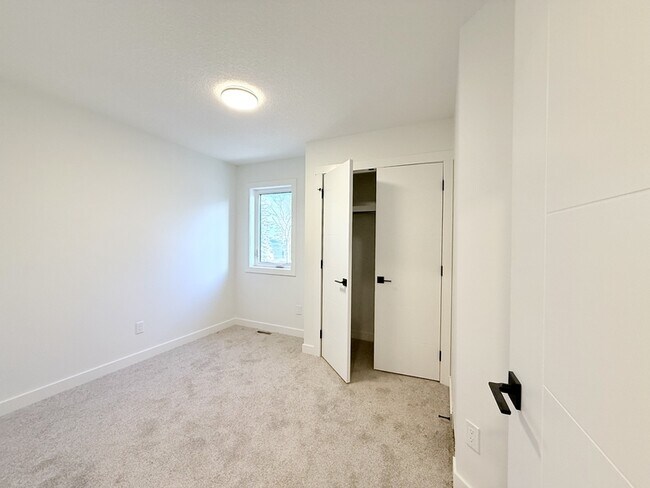 Building Photo - Unit 4