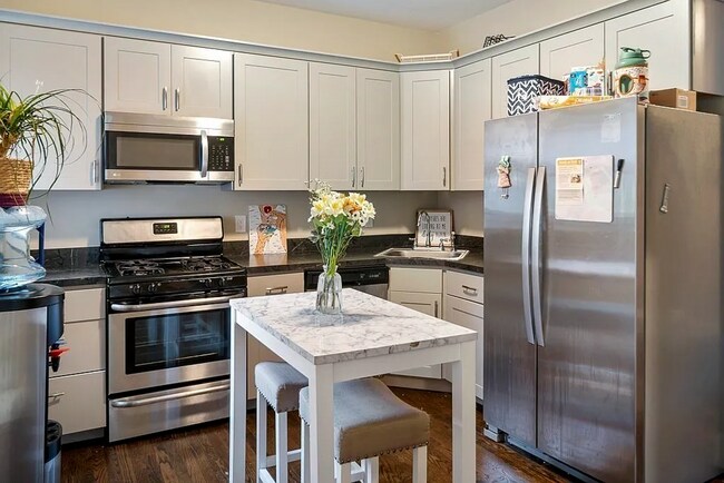 Foto del edificio - BEAUTIFUL 1 BEDROOM 1 BATHROOM