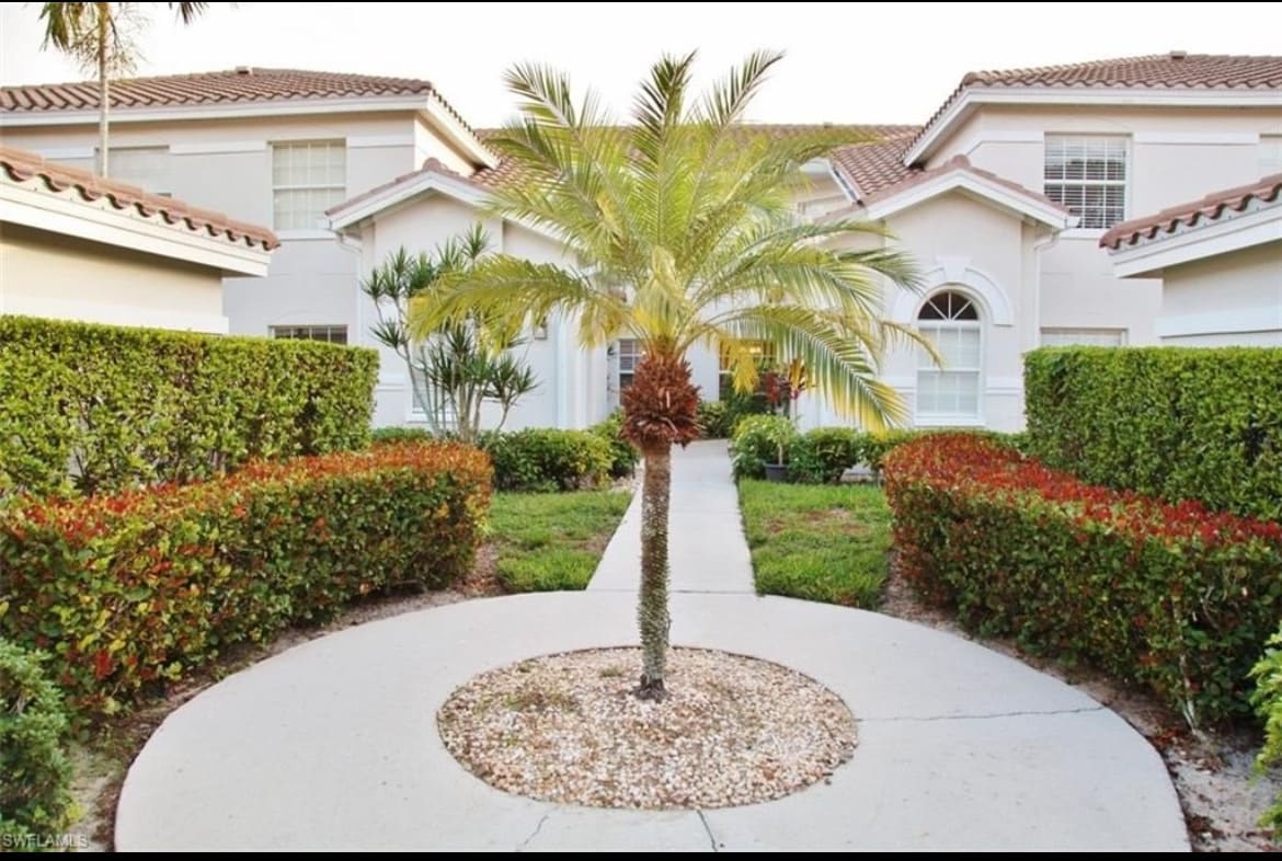 Front of the condo - 6910 Satinleaf Rd N