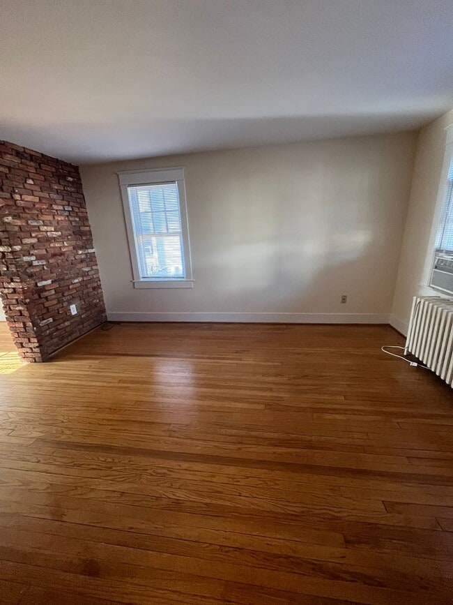 Building Photo - 113 E Spring St