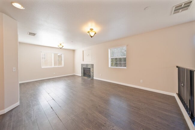 Building Photo - 3072 Parkway Cir