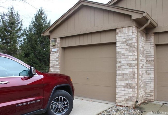 Building Photo - 41455 Clinton Grove Dr