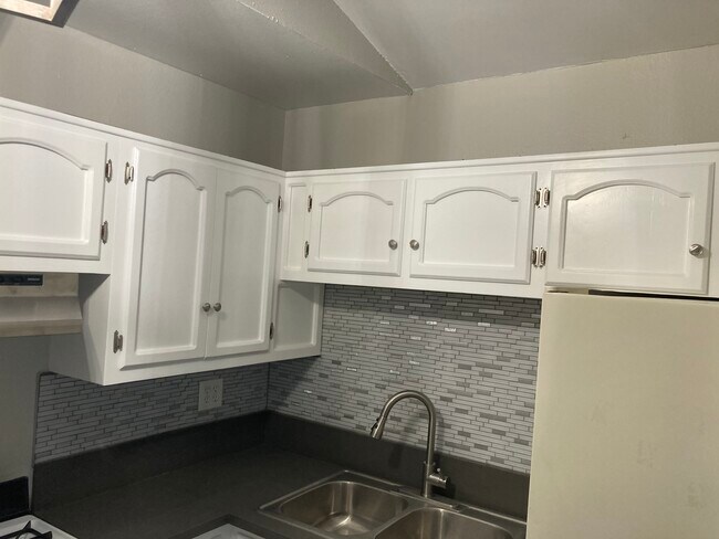 Building Photo - 5328 Almont St