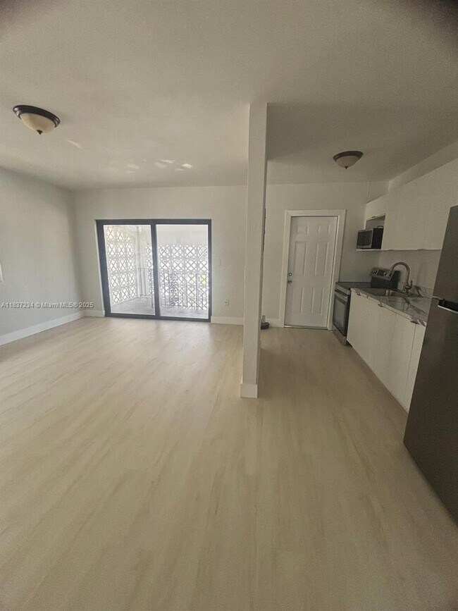 Foto del edificio - 600 NE 142nd St