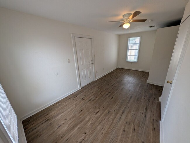 Foto del edificio - 230 Mystic Lake Dr N