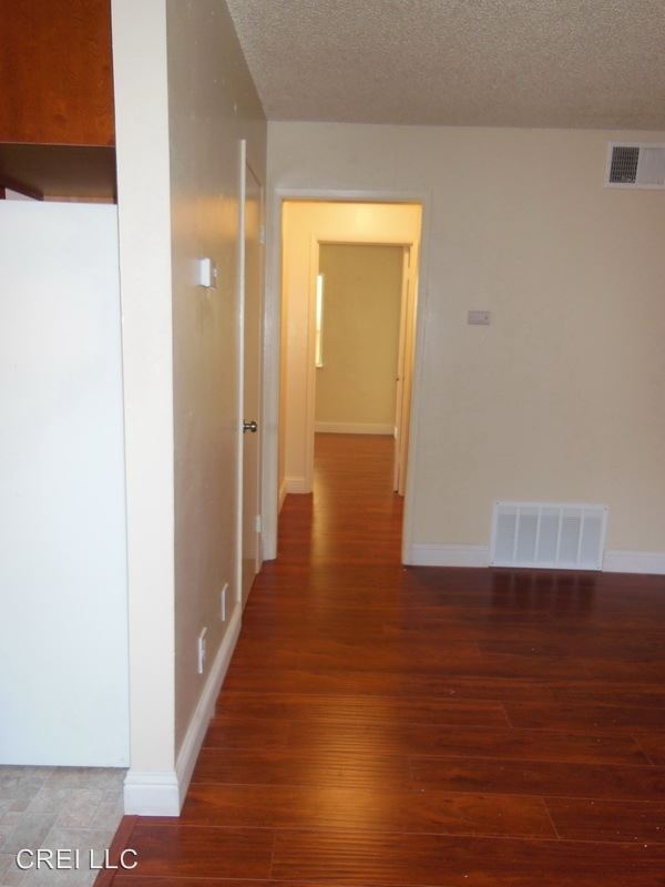 Building Photo - 104 Redwood Ave
