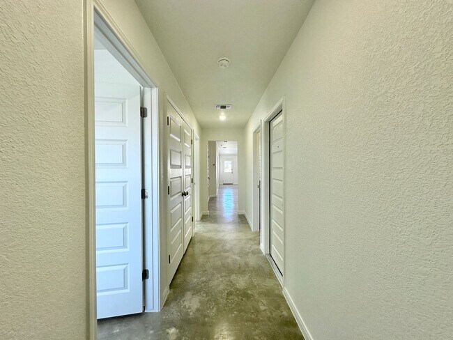 Foto del edificio - 905 Cherry Laurel Ln