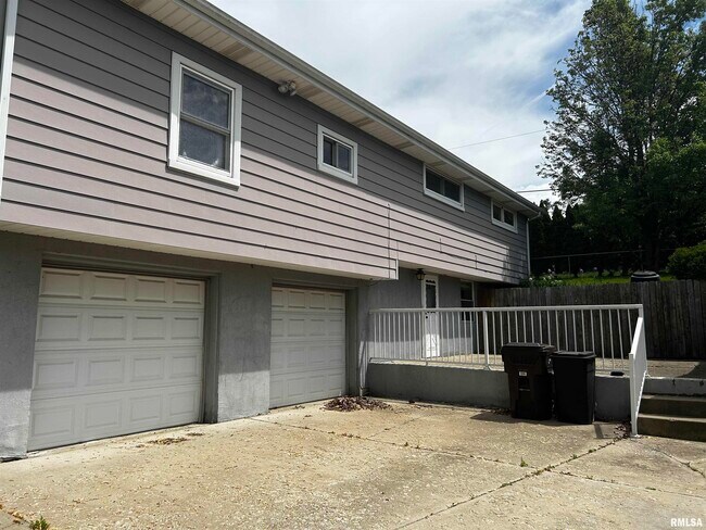 Building Photo - 2114 W Westbrook Dr