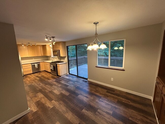 Building Photo - 5 bed, 2 bath Covington Home w/2-car garag...