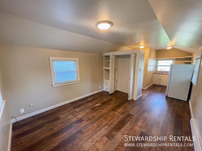 Building Photo - Adorable and unique upstairs studio