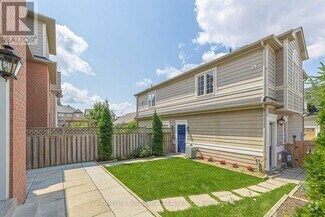 Building Photo - 32 Cardrew St