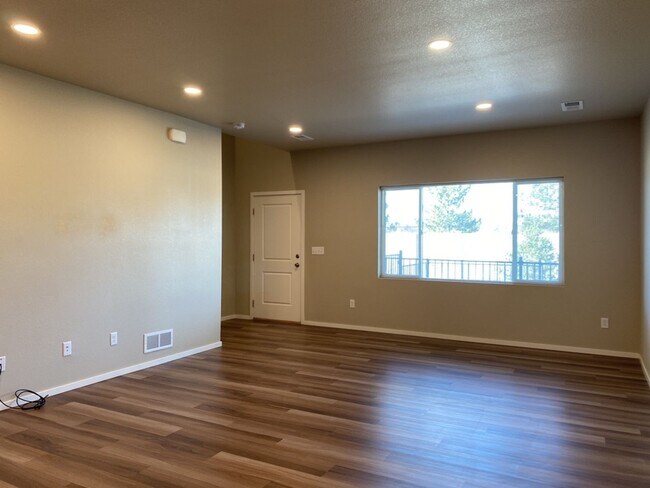 Foto del edificio - Beautiful Townhome 3-Bedroom / 2.5-Bath Near Walking Trail, Park