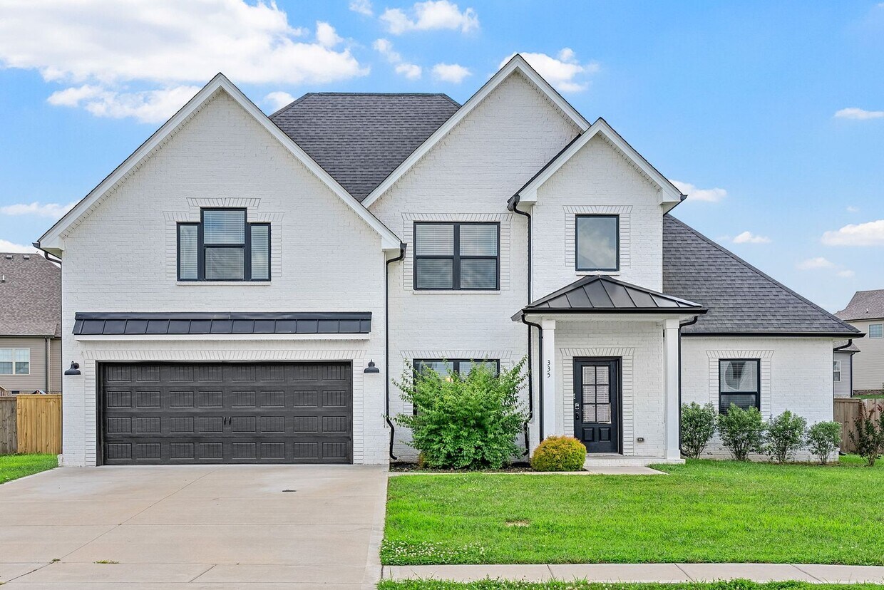 Foto principal - 4 Bedroom 2 1/2 Bath Home For Rent Near Ex...
