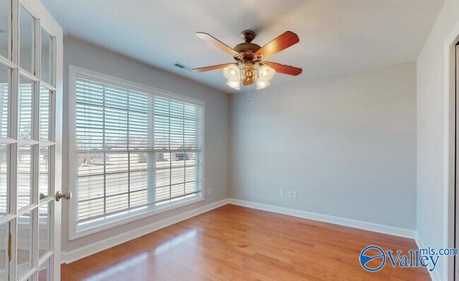 Foto del edificio - 121 Fawn Forest Dr