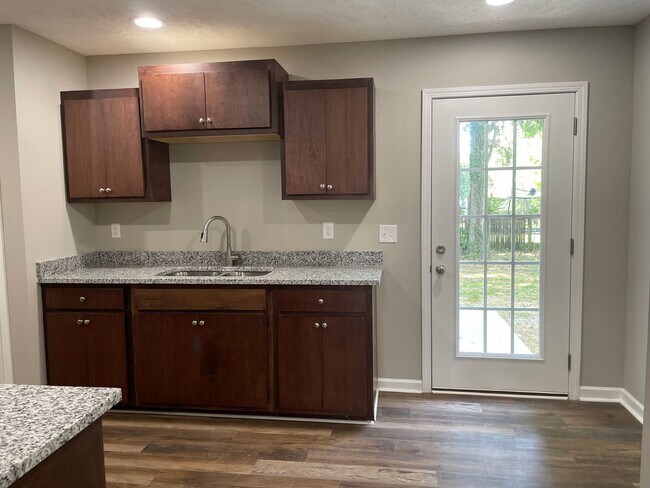 Foto del edificio - COMING SOON...Charming Townhome Minutes from Tim's Ford Lake!