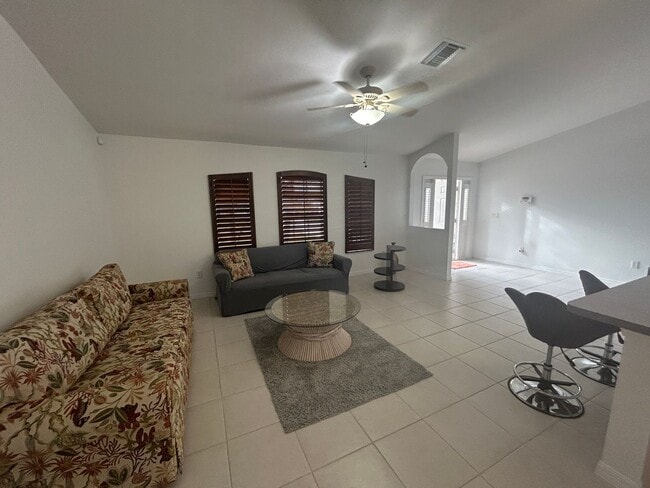 Building Photo - Spacious  3/2  off Del Prado