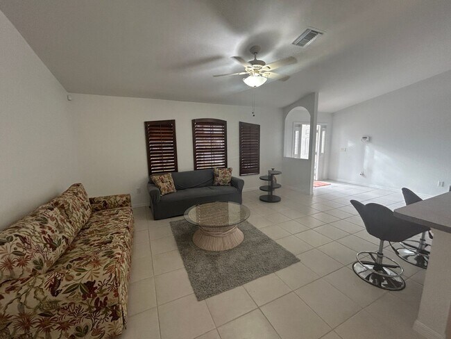 Foto del edificio - Spacious  3/2  off Del Prado