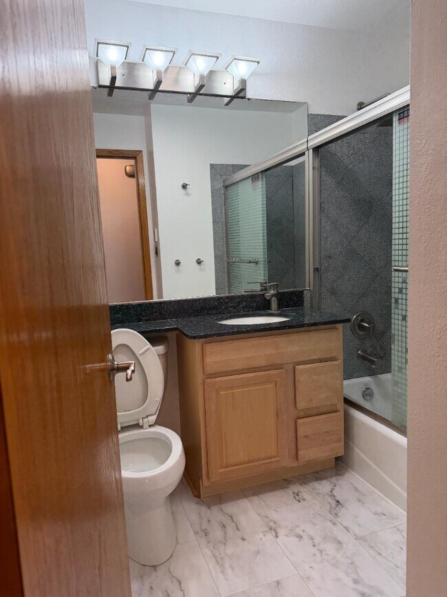 Foto del edificio - 1702 Winchell Ave