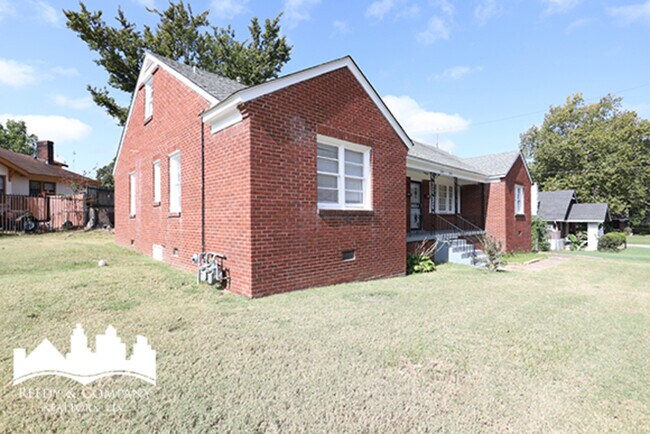 Building Photo - 2043 Lamar Ave